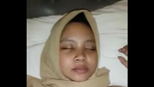 indonesian cewek jilbab dientot part 1 480p