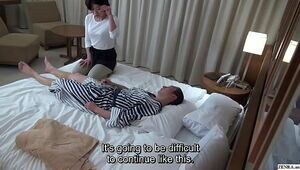 Asian motel rubdown mature massagist gives hand-job