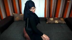 MuslimGirl - Toying with her cooter