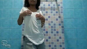 Lovable teen Filipina takes shower