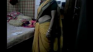 Desi tamil Married aunty unveiling belly button in saree with audio