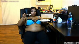 मोटी भारतीय महिला को केक बहुत पसंद है