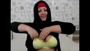 Funbag dance by UAE cougar ummu jameel seducing youthfull guy on cam
