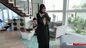 Manmeat Mummy In Hijab Pummels Repairman- Kylie Kingston