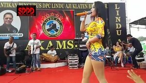 Indonesian Glamour Dance - Pretty Sintya Riske Insatiable Dance on stage