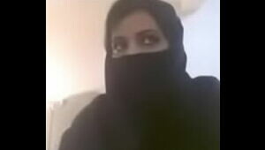 Muslim super hot mummy uncover her baps in videocall