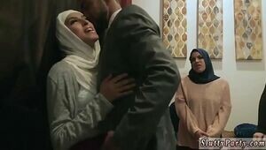 Steaming cougar suck off Steaming arab gals attempt 4some