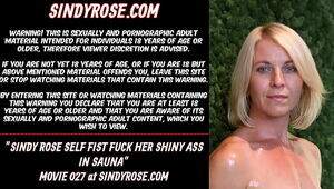 Sindy Rose self knuckle smash her glistening bootie in sauna