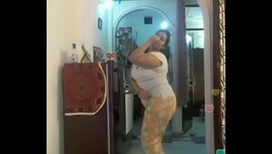 Red-hot desi indian bhabi jiggling her sexi bum &boobs on bigo live...2